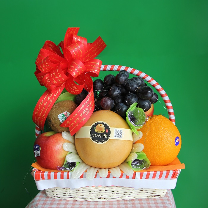 Giỏ quà trái cây thể hiện được sự chu đáo, tinh tế, cũng như sự quan tâm, yêu thương của bạn dành cho người tặng