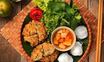 Thành phẩm chả rươi được kết hợp cùng với món bún